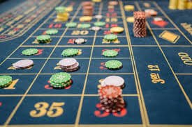 Meja Sic Bo Dadu live-dealer di platform mondstadt dengan papan taruhan digital